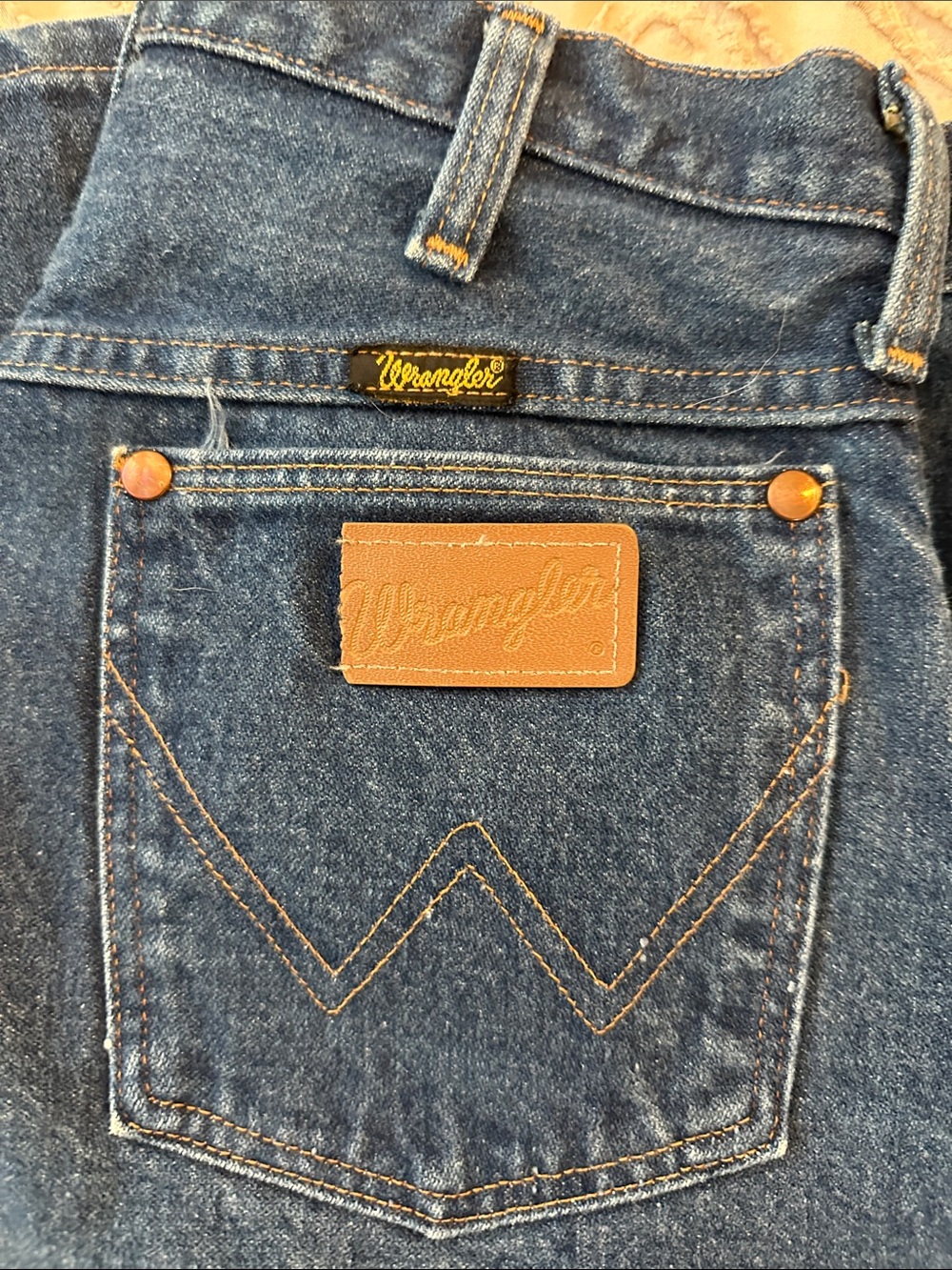 Wrangler Women’s Retro Blue Relaxed Fit Jeans - Picture 2 of 4
